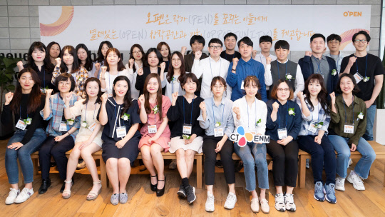 CJ ENM 오펜 3기에 최종 선발된 30명의 신인 작가들이 지난 5월 30일 상암동 오펜센터에서 진행된 발대식 현장에서 포즈를 취하고 있다. CJ ENM 제공